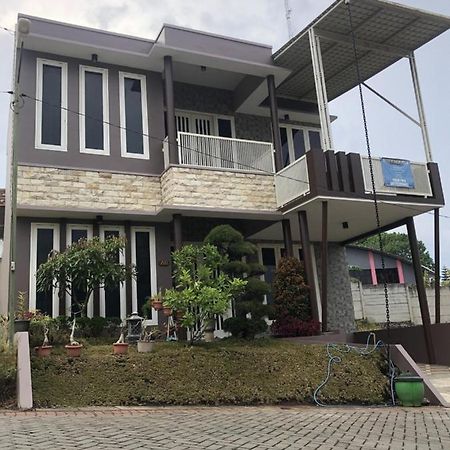 Villa Kusuma Hill A8 Бату Экстерьер фото