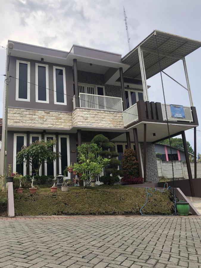Villa Kusuma Hill A8 Бату Экстерьер фото