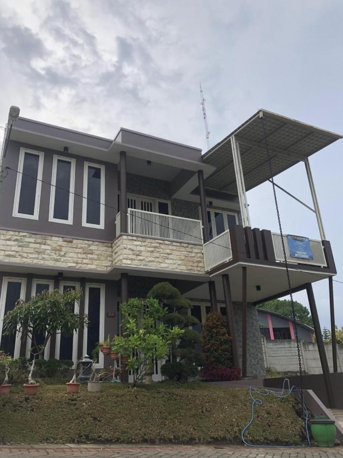 Villa Kusuma Hill A8 Бату Экстерьер фото