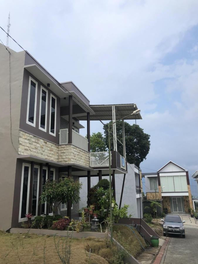 Villa Kusuma Hill A8 Бату Экстерьер фото