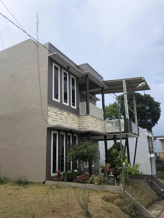 Villa Kusuma Hill A8 Бату Экстерьер фото