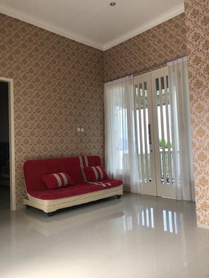 Villa Kusuma Hill A8 Бату Экстерьер фото